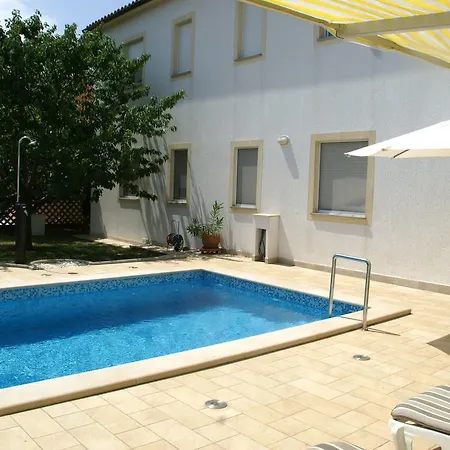 Comfy In Vinkuran With The Nearby Apartment