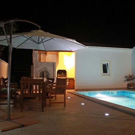 Comfy In Vinkuran With The Nearby Apartment